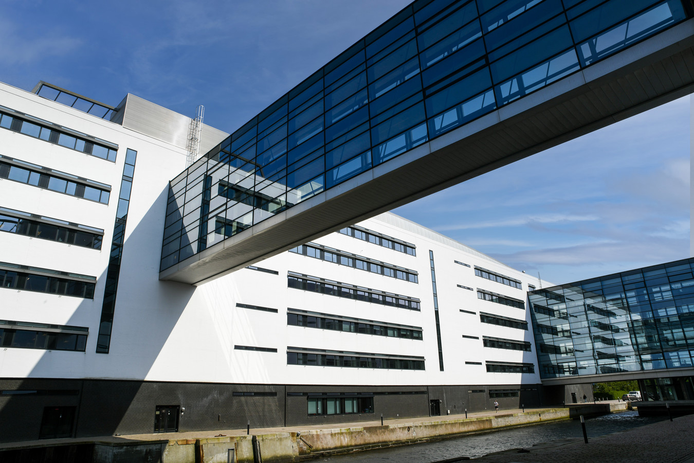 Glaspassage mellem bygningerne ved KMD Aalborg kontoret