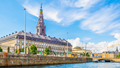 Christiansborg set fra kanalen på en solskinsdag