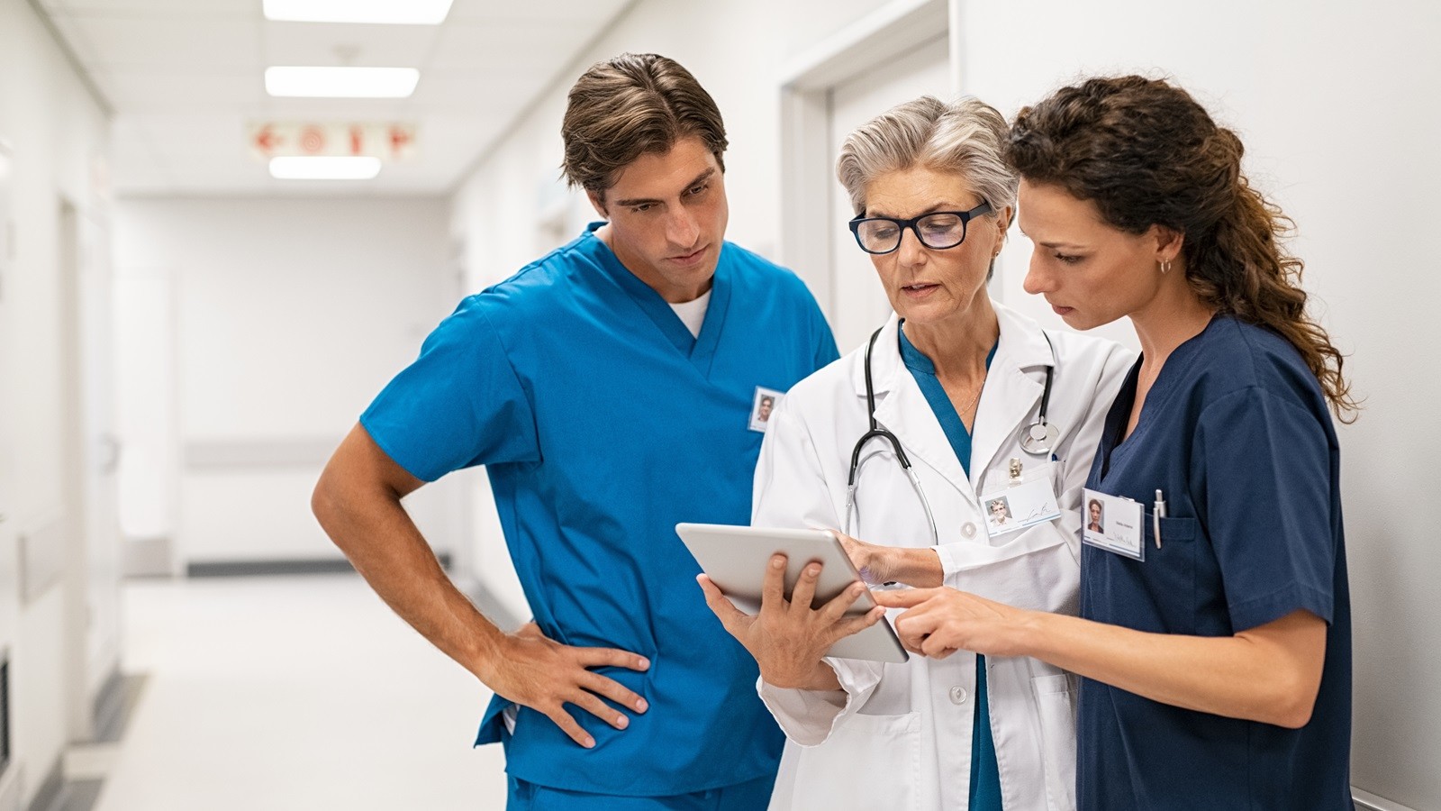 Sundhedspersonale der kigger på en tablet sammen