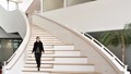 Kvinde går ned ad trappen på Billund Rådhus
