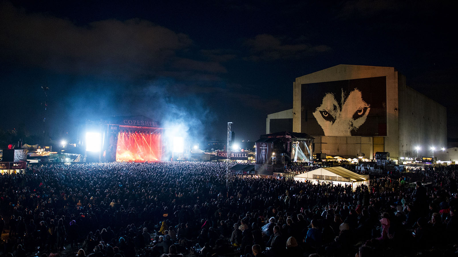 Billede ud over festivalpladsen, publikum og scene ved rockfestivalen Copenhell