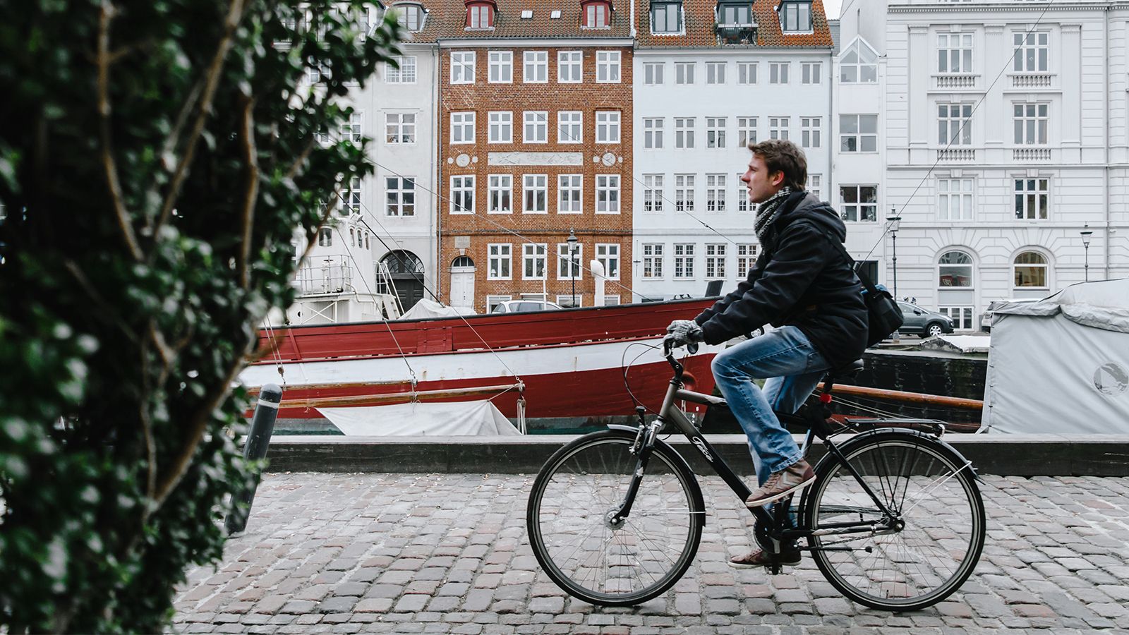 Mand på cykel i København