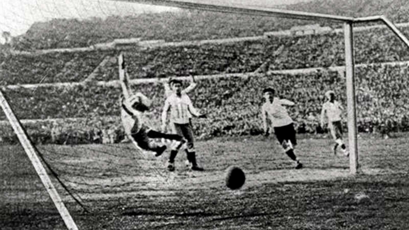 Uruguays fjerde mål mod Argentina i VM-finalen i 1930