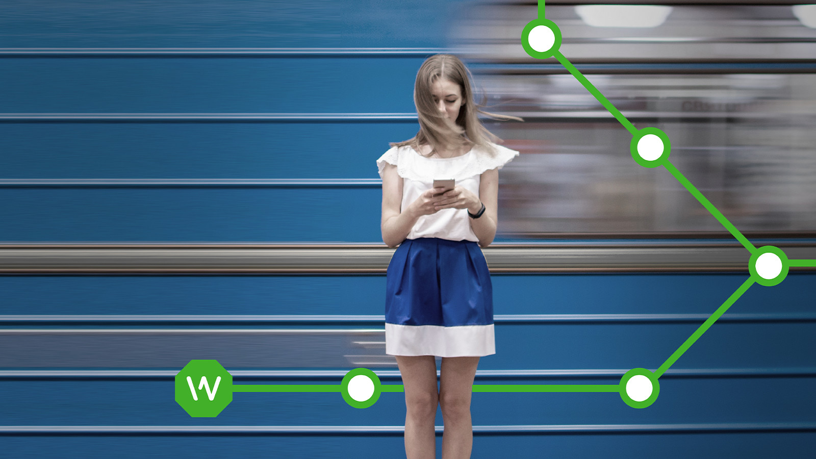 Ung kvinde, der står og kigger ned i sin telefon med KMD WorkZone grafik rundt om hende