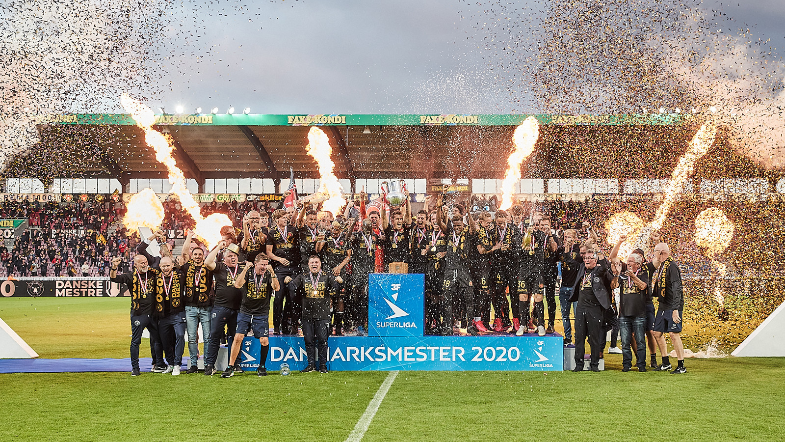 FC Midtjylland, der fejrer sejr på podie med fyrværkeri og konfetti