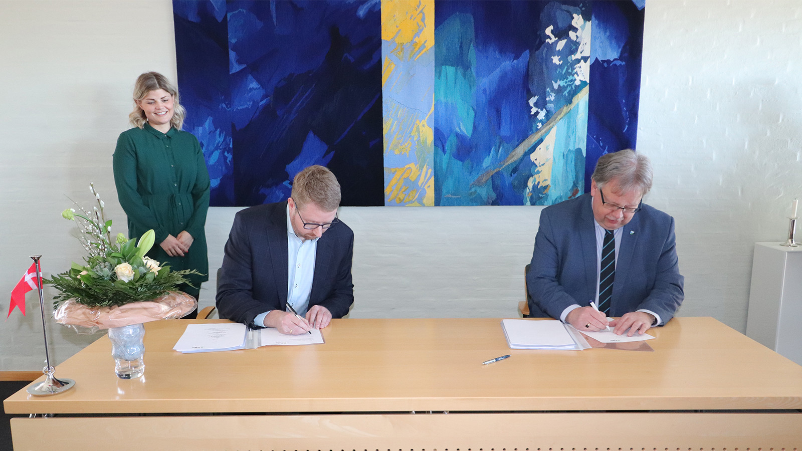 Borgmester af Jammerbugt Kommune (til højre), Mogens Christen Gade, underskriver aftale sammen med anden person